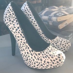 MIA irredecent Dalmatian pump heels!